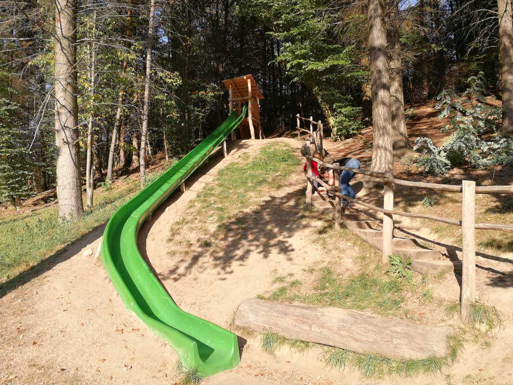 Rutsch auf dem Spielplatz in St. Anton